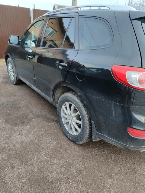 Легковой автомобиль марки HYUNDAI модель SANTA FE, 2010 года выпуска, VIN номер KMHSH81XDBU706386, цвет: черный.