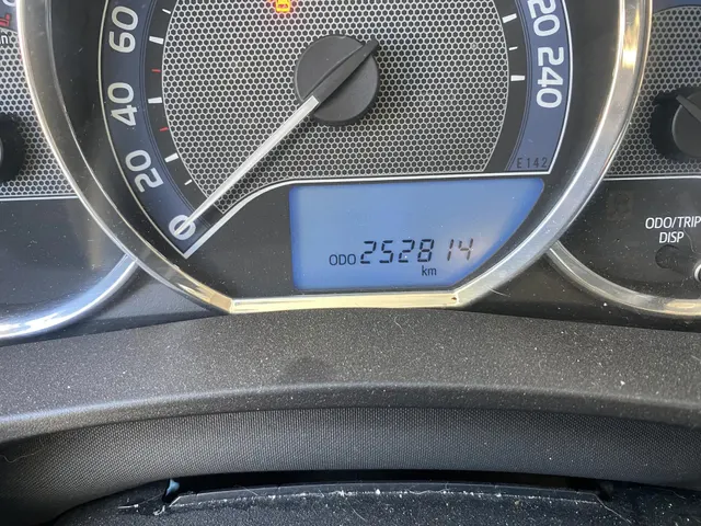 Автомобиль марки TOYOTA модель Corolla 2013 г.в. VIN-номер NMTBB3JE20R025217 (в залоге ПАО «Совкомбанк»)