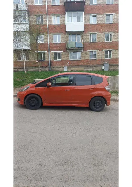 Легковой автомобиль марки: ТС HONDA FIT, год выпуска 2011; кузов GE8-1508422, находится в залоге у ПАО «Совкомбанк».