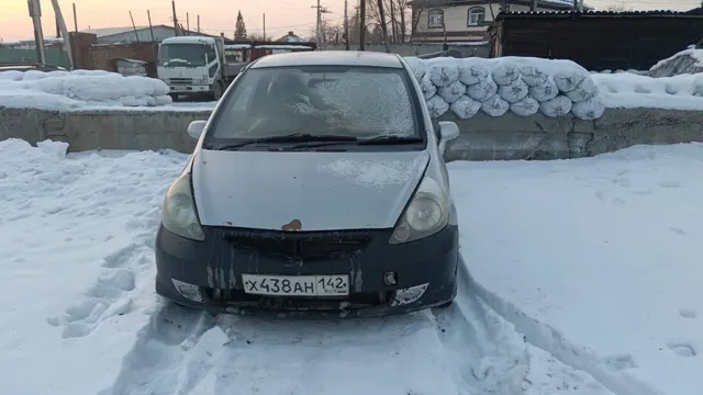 Автомобиль марки HONDA модель FIT 2005 г.в. номер кузова GD12191972 (автомобиль находится в залоге у ПАО "Совкомбанк")