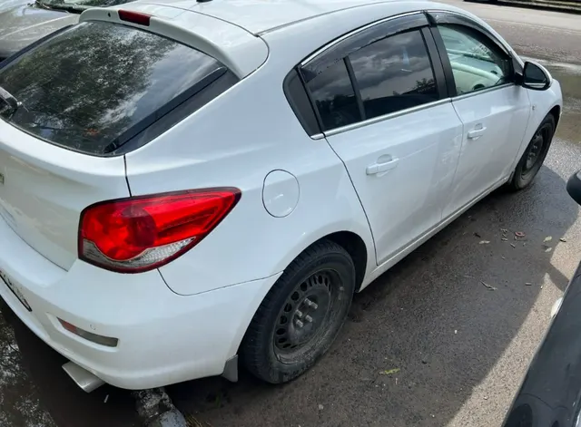 Легковой автомобиль марки: Chevrolet, модель: Cruze KL1J, год выпуска: 2013 г., идентификационный номер (VIN): XUFJF685JD3019527. Является предметом залога ПАО "Совкомбанк"