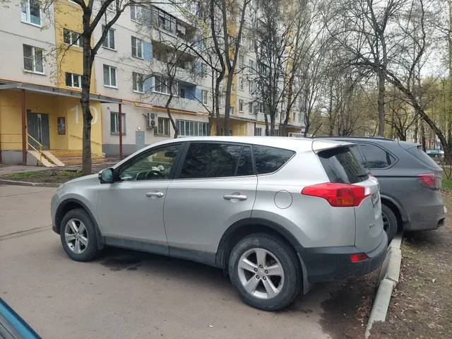 Автомобиль марки TOYOTA модель RAV 4 2014 г.в. VIN-номер JTMYDREV30J014937. В залоге у ПАО «Совкомбанк».