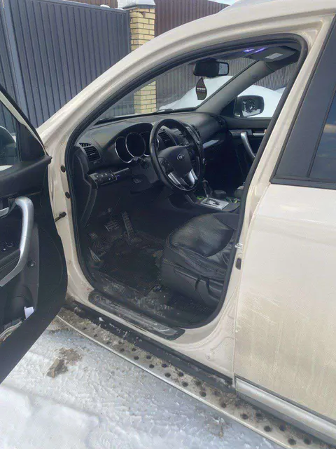 Автомобиль марки KIA SORENTO XM 2010 года выпуска, VIN-номер KNAKU811DA5096162. Является предметом залога ПАО Совкомбанк