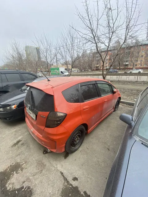 Автомобиль марки HONDA модель FIT. Год выпуска: 2010. Номер кузова GE81507588. (является предметом залога).