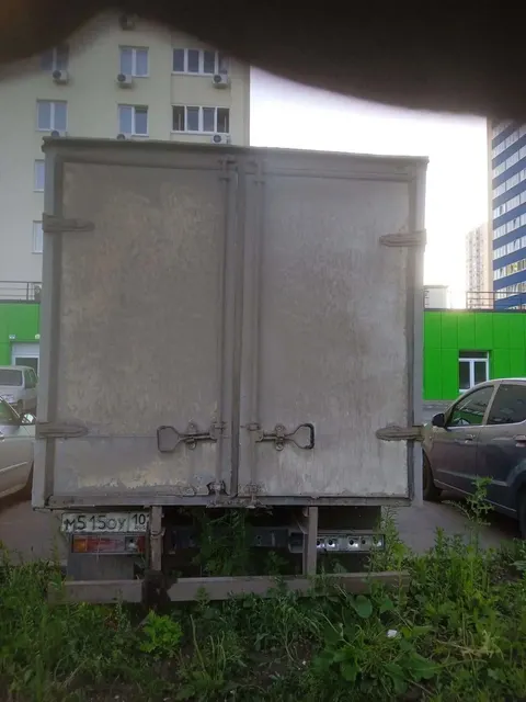 Автофургон, марки: ГАЗ, модели: 2747-0000010, год выпуска: 2009 г., идентификационный номер (VIN): X3X274700A0430526, находится в залоге ПАО «СОВКОМБАНК» ИНН 4401116480, ОГРН 1144400000425.