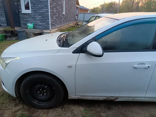 Автомобиль марки CHEVROLET модель Cruze 2014 г.в. VIN-номер: XUFJA695JC3054543. В залоге у ПАО "Совкомбанк".
