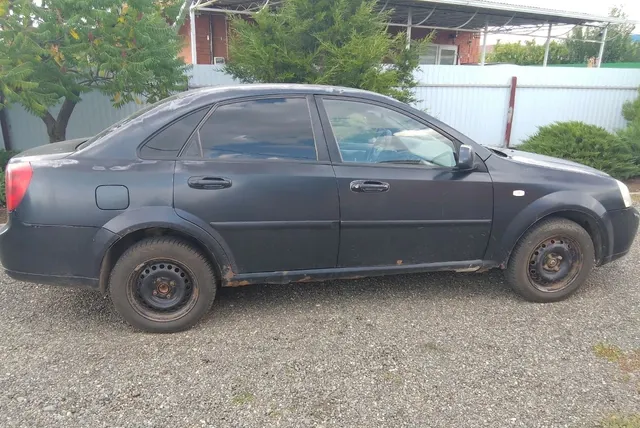 Легковой автомобиль марки: CHEVROLET, модель: KLAN, год выпуска: 2010 г., идентификационный номер (VIN): XUUNF197JAC003703. В залоге у ПАО «СОВКОМБАНК».