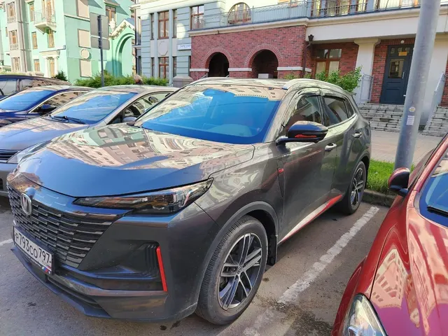Легковой автомобиль марки: CHANGAN, модель: UNI-S, год выпуска: 2024г., идентификационный номер (VIN): LS4ASE2E4RA265677. В залоге у ПАО «Совкомбанк».