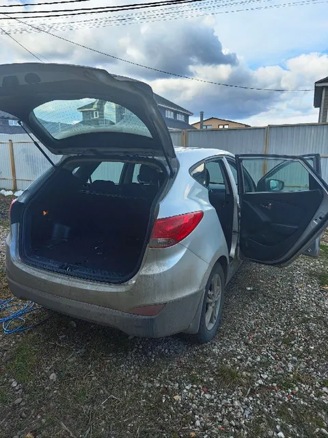 Легковой автомобиль марки: HYUNDAI, модели: IX35 2.0 GL AT, год выпуска: 2011 г., идентификационный номер (VIN): TMAJT81BBCJ219890. В залоге у ПАО «Совкомбанк».