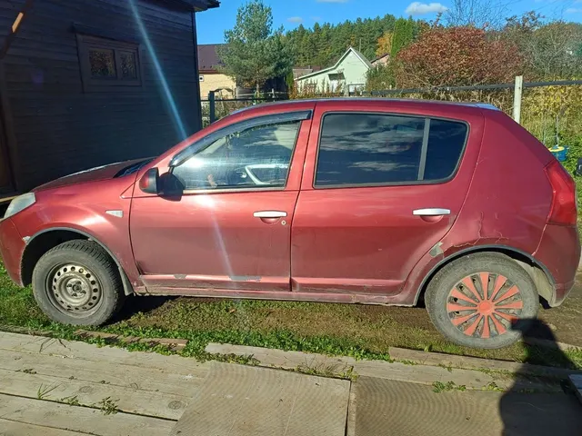 Автомобиль марки RENAULT модель Sandero Год выпуска - 2011 г. VIN-номер X7LBSRB1HBH475418 Цвет: красный