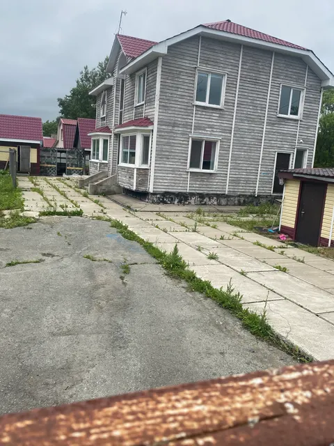 - Жилой дом, общая площадь 170.4 кв.м., количество этажей: 2, расположенный по адресу: Сахалинская область, г. Южно-Сахалинск, СНТ «Дорожник», на земельном участке № 162, кадастровый номер 65:01:0205001:819, - Земельный участок, площадь земельного участка 1144 кв.м., категория Земли населенных пунктов; разрешенное использование Для ведения садоводства, расположенный по адресу: Сахалинская область, г. Южно-Сахалинск, СНТ «Дорожник», земельный участок № 162, кадастровый номер 65:01:0205001:470
