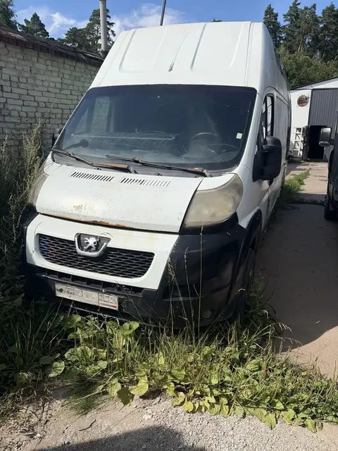 Автомобиль марки PEUGEOT модель БОКСЕР 2013 г.в. VIN-номер VF3YDZMFC12416426. Имущество находится в залоге у ПАО Совкомбанк.