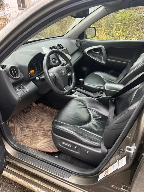 легковой автомобиль марки: TOYOTA, модель: RAV4, год выпуска: 2010г., идентификационный номер (VIN) JTMBE31V60D035057, находится в залоге у ПАО «Совкомбанк»