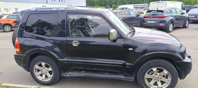Автомобиль марки MITSUBISHI модель Pajero 2005 г.в. VINномер JMBMYV65W6J000116. Имущество находится в залоге у ПАО Совкомбанк.