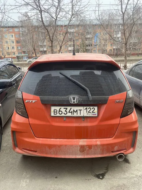 Автомобиль марки HONDA модель FIT. Год выпуска: 2010. Номер кузова GE81507588. (является предметом залога).