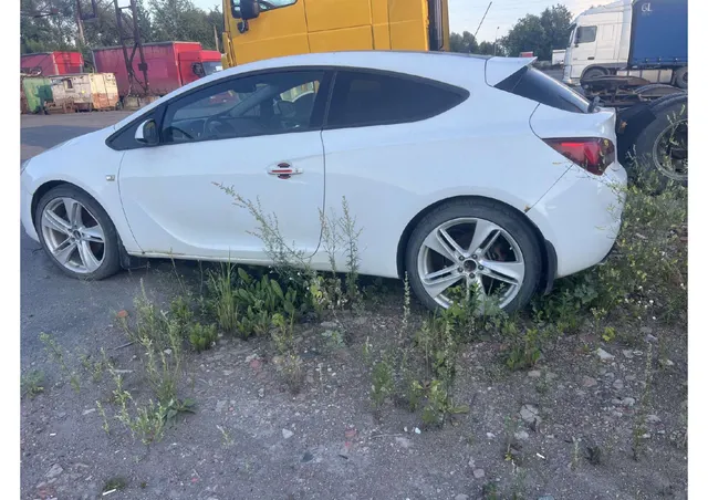 Легковой автомобиль марки: OPEL, модели: ASTRA GTC P- J/SW OPEL, год выпуска: 2013 г., идентификационный счет (VIN): XWFPD2DC1D0012108 является предметом залога ПАО "Совкомбанк"