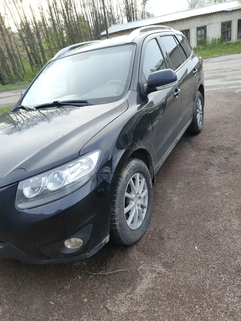 Легковой автомобиль марки HYUNDAI модель SANTA FE, 2010 года выпуска, VIN номер KMHSH81XDBU706386, цвет: черный.