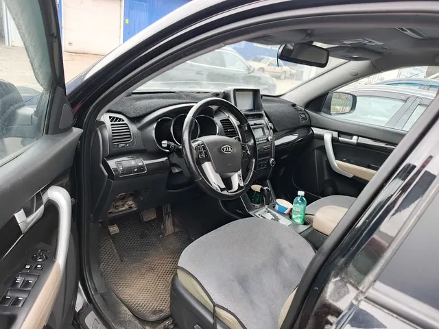 Легковой автомобиль марки: KIA, модели: Sorento, год выпуска: 2010 г., идентификационный номер (VIN): KNAKU815BAA029903. В залоге у ПАО "Совкомбанк"