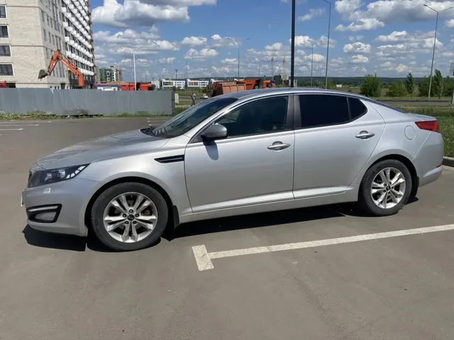 Автомобиль марки KIA модель OPTIMA 2013 г.в. VIN-номер XWEGN419BD0000587. В залоге у ПАО «Совкомбанк».