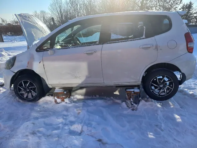 Транспортное средство марки HONDA модель FIT 2002 г.в. номер кузова GD11103654. В залоге у ПАО «Совкомбанк».