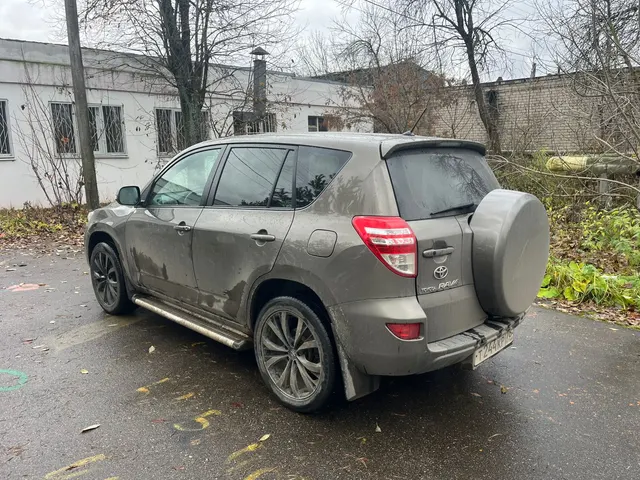легковой автомобиль марки: TOYOTA, модель: RAV4, год выпуска: 2010г., идентификационный номер (VIN) JTMBE31V60D035057, находится в залоге у ПАО «Совкомбанк»