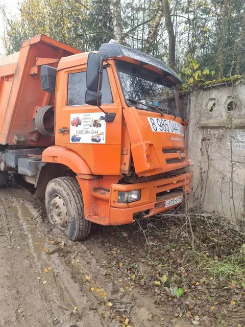 Автомобиль марки КАМАЗ модель 6520, 2012 г.в., VIN-номер XTC652000C1264008. Залоговое имущество ПАО «Совкомбанк».
