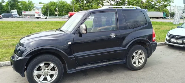 Автомобиль марки MITSUBISHI модель Pajero 2005 г.в. VINномер JMBMYV65W6J000116. Имущество находится в залоге у ПАО Совкомбанк.