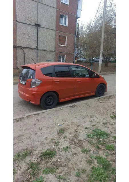 Легковой автомобиль марки: ТС HONDA FIT, год выпуска 2011; кузов GE8-1508422, находится в залоге у ПАО «Совкомбанк».