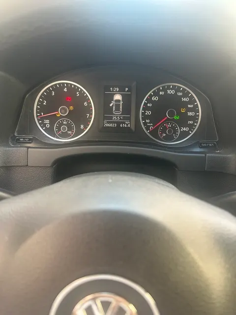 Автомобиль марки VOLKSWAGEN модель Tiguan 2016 г.в. VIN-номер XW8ZZZ5NZHG101958