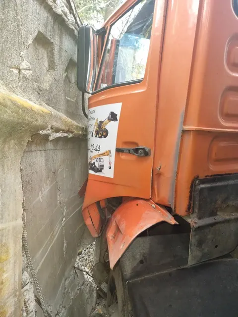 Автомобиль марки КАМАЗ модель 6520, 2012 г.в., VIN-номер XTC652000C1264008. Залоговое имущество ПАО «Совкомбанк».