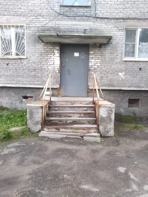 Квартира, общая площадь 51.7 кв.м., расположенная по адресу: 184530, Мурманская обл, г. Оленегорск, ул Парковая, д. 7, кв. 61, кадастровый номер 51:12:0020303:482. В залоге у ПАО «Совкомбанк».