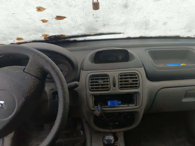Автомобиль марки RENAULT модель SYMBOL 2006 г.в. VIN-номер VF1LB03C536130658 - является предметом залога ПАО «СОВКОМБАНК»
