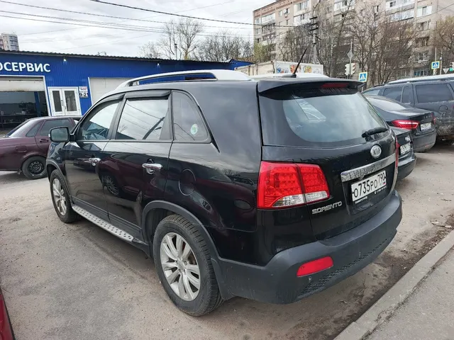 Легковой автомобиль марки: KIA, модели: Sorento, год выпуска: 2010 г., идентификационный номер (VIN): KNAKU815BAA029903. В залоге у ПАО "Совкомбанк"