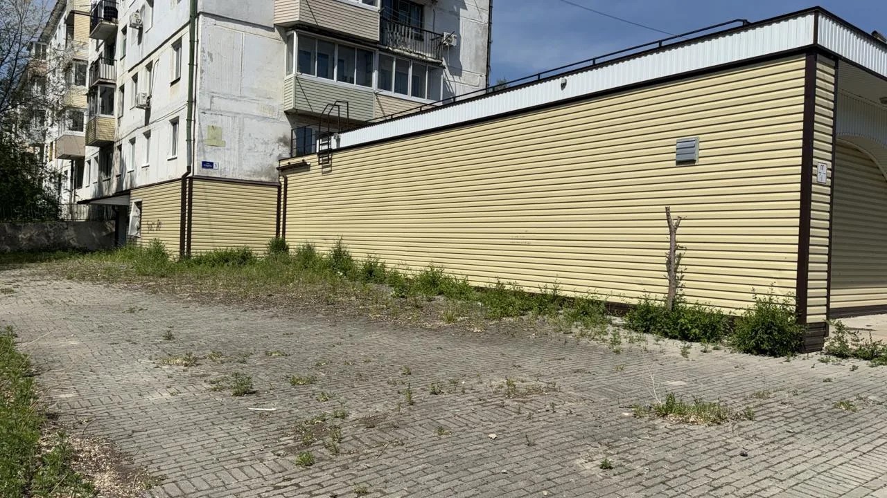 Земельный участок с кадастровым номером 25:03:010304:2, РНФИ П11270009863, с расположенным на нем объектом недвижимого имущества: - нежилое здание с кадастровым номером 25:03:010304:3303, РНФИ П12270095664, по адресу: местоположение установлено относительно ориентира, расположенного в границах участка.Ориентир дом. Почтовый адрес ориентира: край Приморский, г. Дальнегорск, ул. 8 Марта, дом 3.