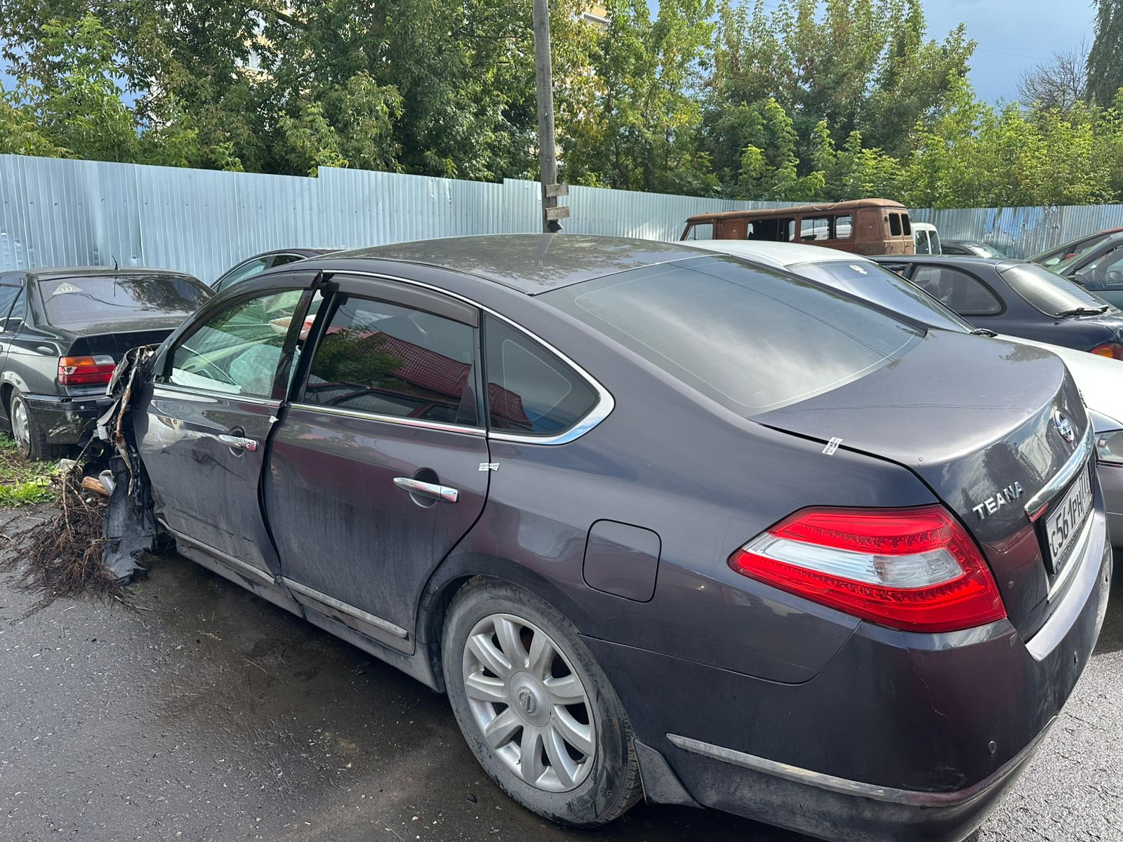 Автомобиль Nissan Teana, 2011 г.в., г/н С561РН777, VIN Z8NBBUJ32BS013141; автомобиль Мазда Трибут, 2004 г.в., г/н Н108УТ33, VIN JMZСZ94195KM17913 (Реализация по прямому назначению).