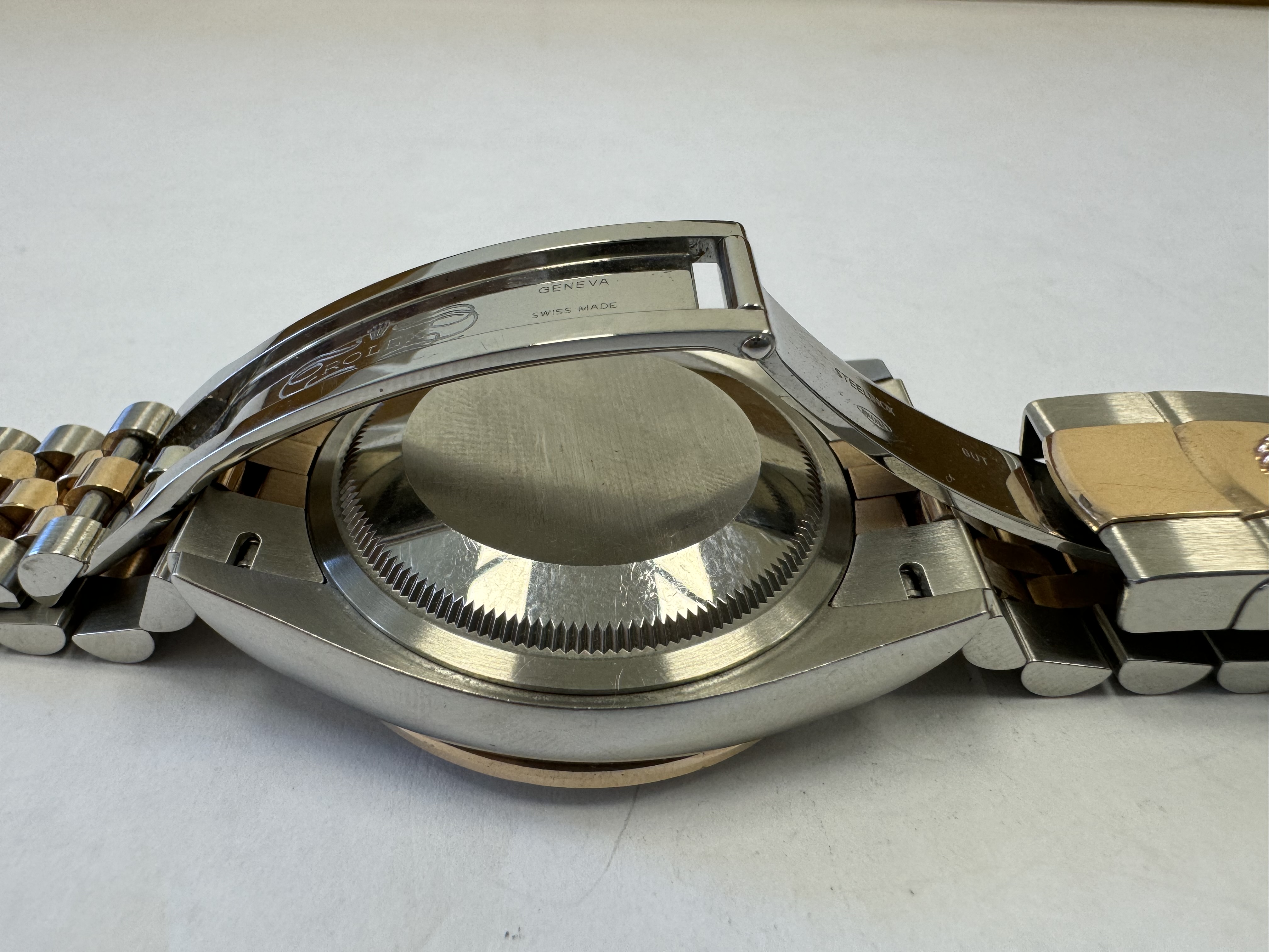 Наручные часы «Rolex Datejust ref. 126283RBR» (на часах указан идентификационный номер«9H3C8511»), корпус круглый, из металла серебристого цвета со вставкой из металла золотистого цвета и прозрачными камнями по кругу и на циферблате часов. Браслет из металла серебристого цвета с золотистой вставкой в центре и с замком. На замке имеется штампованная надпись "ROLEX", "GENEVA", "SWISS MADE", б/у.