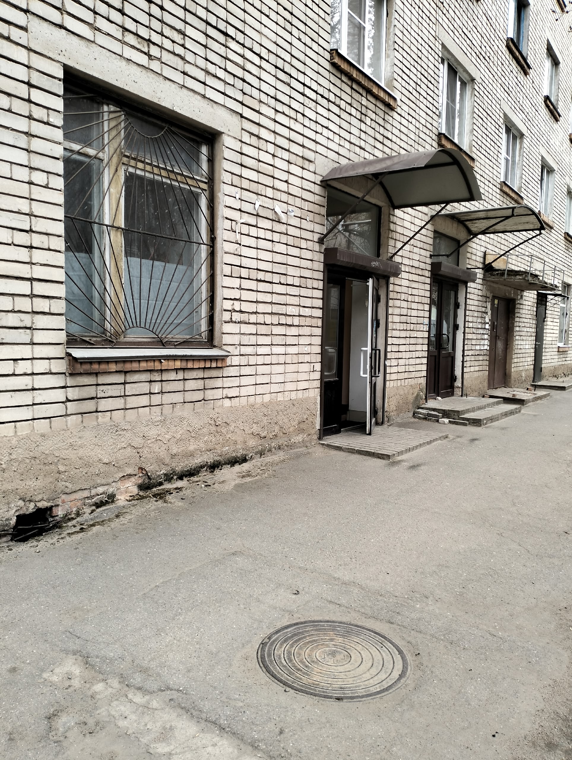 Лот № 1 - Нежилое помещение № 1002 КН 60:25:0020906:573, ул. Ставского, д. 16, площадь 37,2 кв.м., на первом этаже пятиэтажного дома, 1977 года постройки.