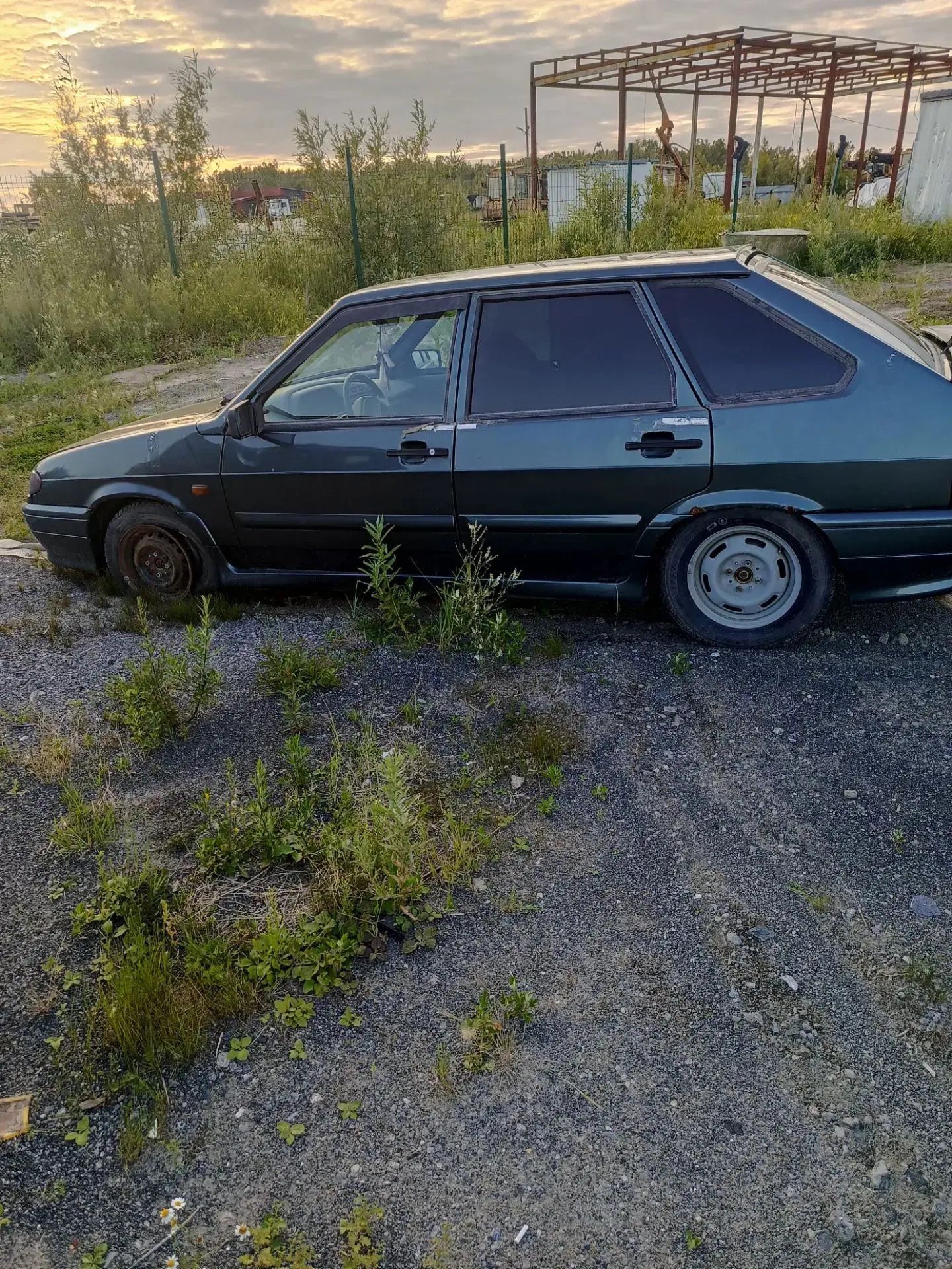 Автомобиль ВАЗ 2121440, г.р.з. Е279ХО186, серо-синего цвета, VIN:XTA211440C5091608 (ключи и документы отсутствуют, техническое состояние не проверялось, пробег не известен, имущество стоит долгое время). Имущество продается в том виде, в каком оно есть, в случае продажи возврату/обмену не подлежит. За скрытые дефекты имущества Продавец ответственности не несет.