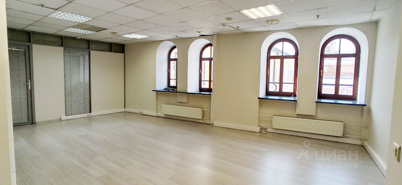 Офис № 305 общей площадью 106 кв.м, в здании по адресу: г. Москва, ул. Ильинка, д. 3/8, стр. 5
