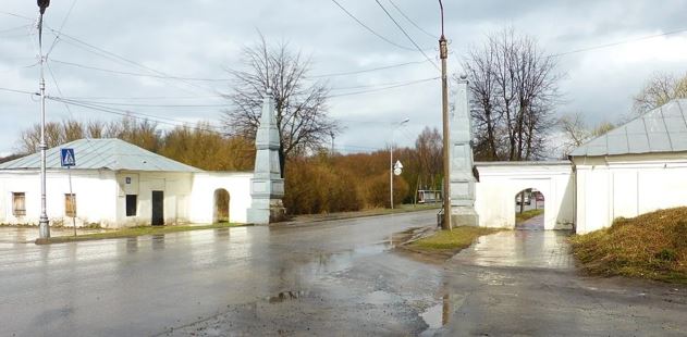 Продажа находящихся в федеральной собственности объектов недвижимого имущества общей площадью 69,9 кв. метра (кадастровые номера: 53:23:7102002:74, 53:23:0000000:1012), по адресу: г. Великий Новгород, ул. Большая Московская, д.39а и д.68а, являющихся объектами культурного наследия федерального значения, находящимися в неудовлетворительном состоянии, с одновременным предоставлением в аренду земельных участков общей площадью 405 кв. метров, на которых они расположены.