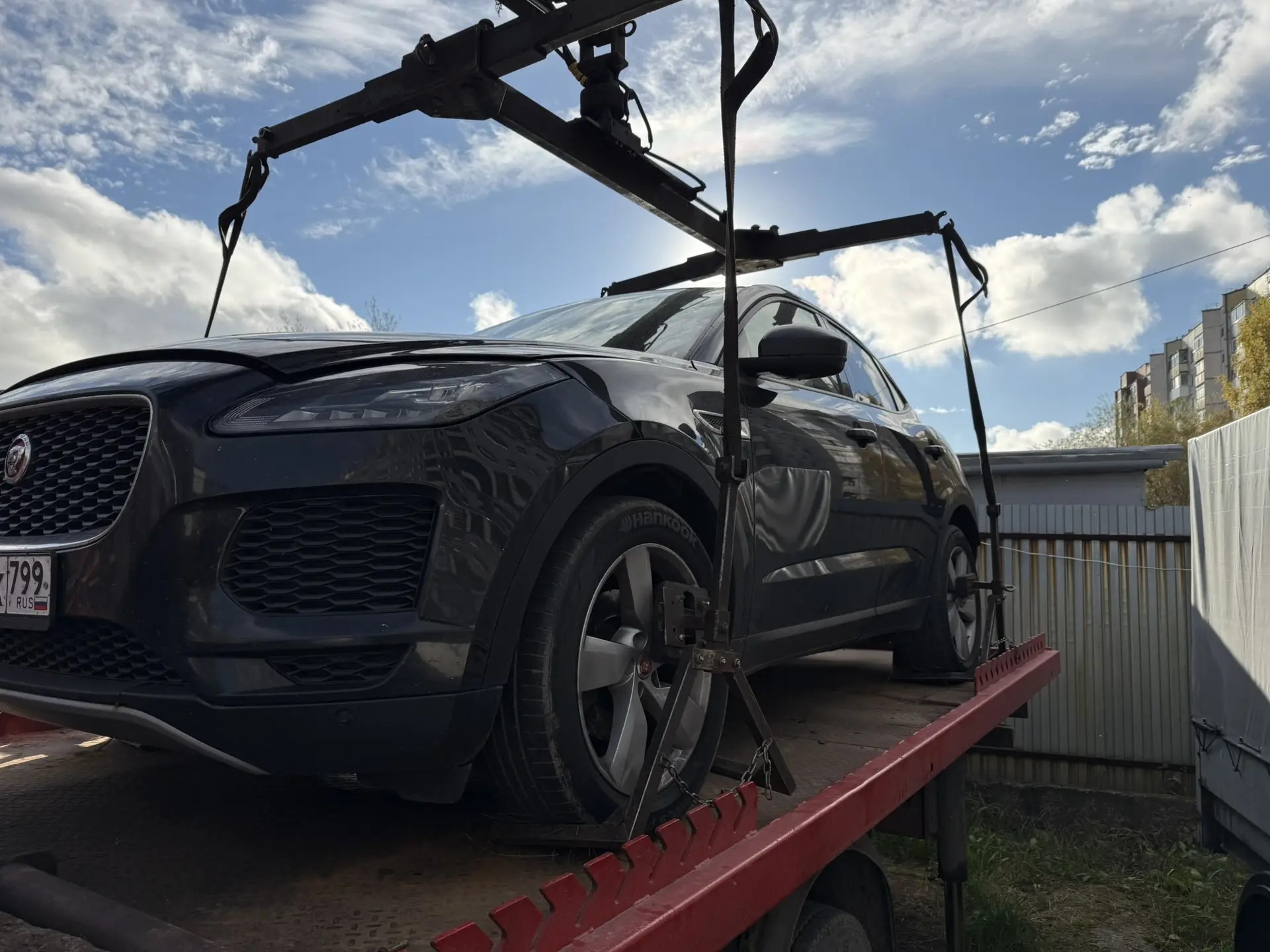 Транспортное средство Jaguar E-Pace, 2019 года выпуска, цвет – черный, VIN SADFA2BN8L1Z75263, государственный номер Т733РК799. Состояние ТС: на ходу, сколы ЛКП с левой стороны: на пороге, на передней двери и заднем крыле, подкапотное пространство проверено