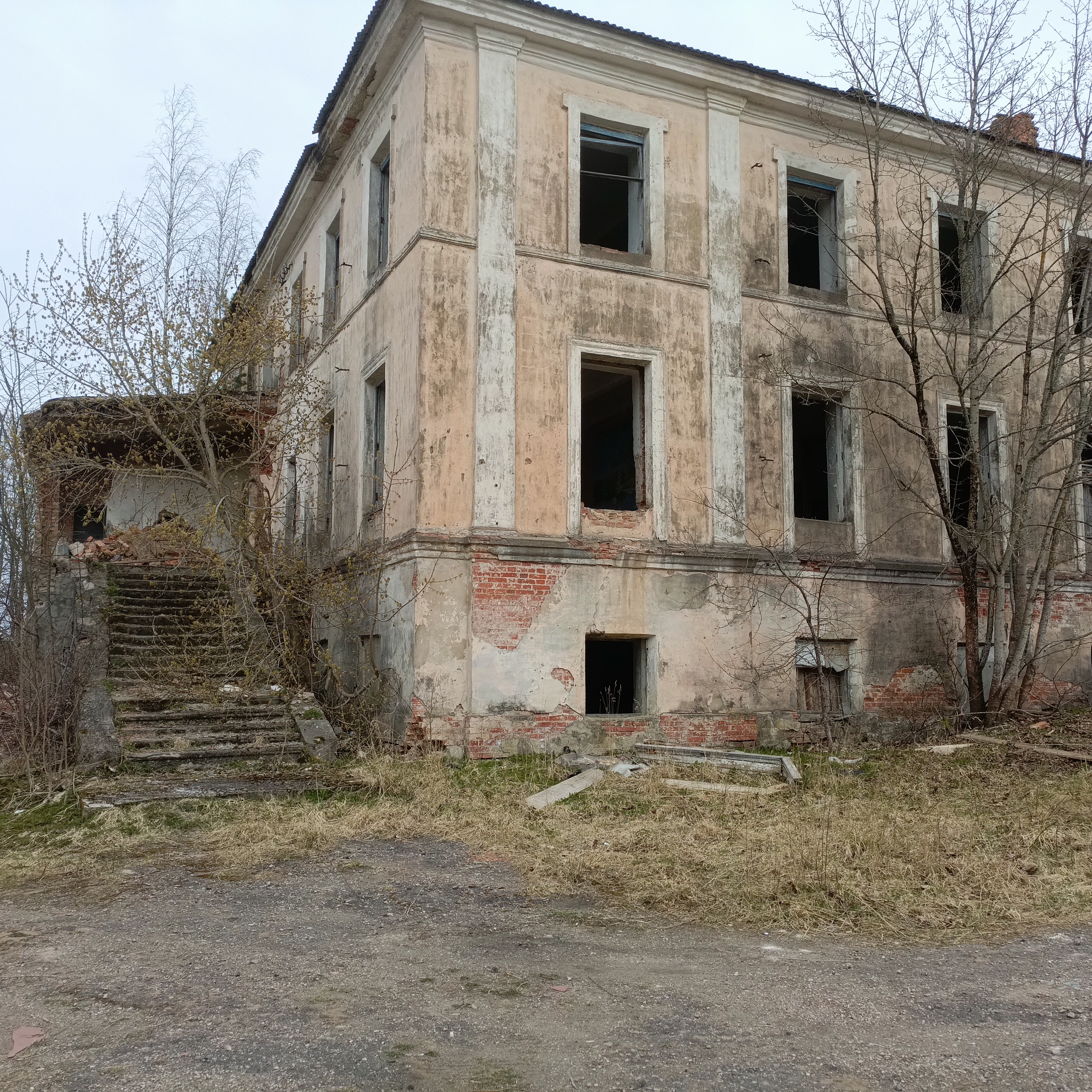 Продажа нежилого здания с земельным участком