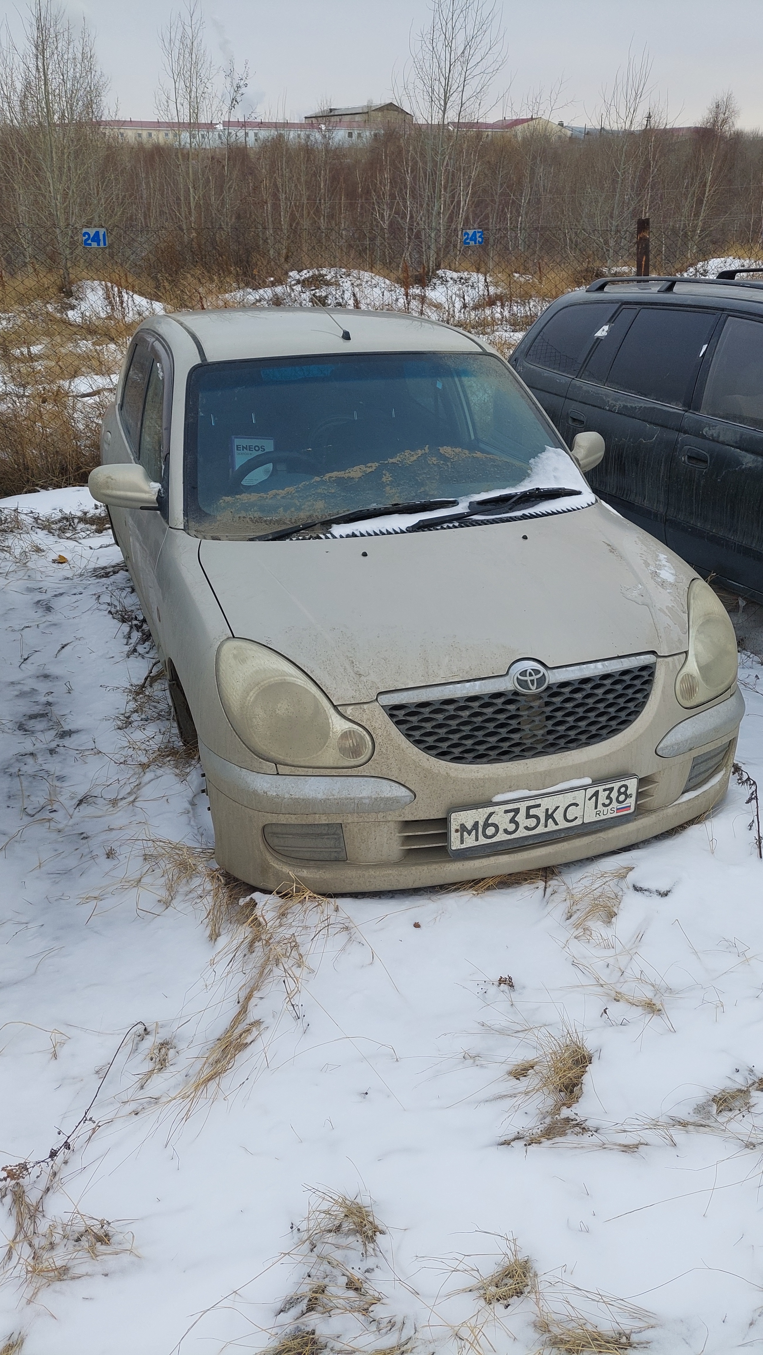 Автомобиль марки TOYOTA DUET, серого цвета, 2002 г.в., гос. номер М635КС138