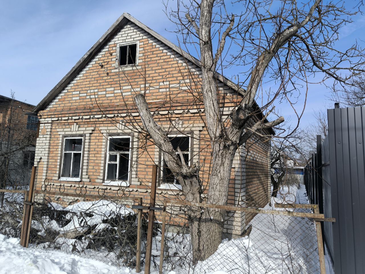 Земельный участок площадью 461 кв.м., категория земель: земли населенных пунктов, для ведения садоводства, кадастровый № 61:45:0000350:14863; жилой дом площадью 27,2 кв.м., кадастровый № 61:45:0000350:14893 (дом заброшен, окна разбиты), должник Скорятин С.В., (Поручение ТУ Росимущества в РО от 20.03.2026 № 61-369-У). Адрес (местоположение): Ростовская область, г. Азов, дачное некоммерческое товарищество "Мичуринец-3", участок № 1988.