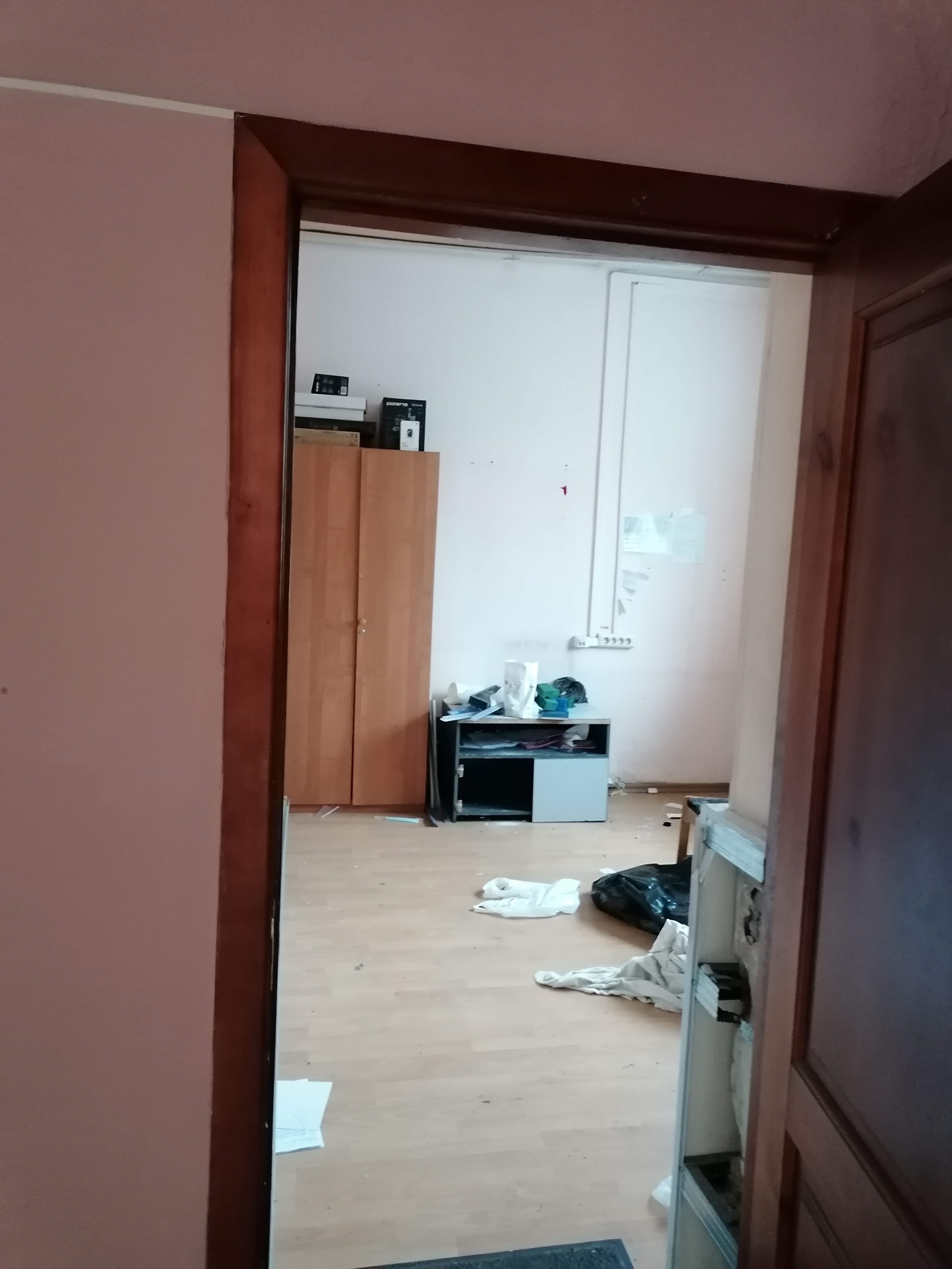 часть нежилого отдельно стоящего 2-х этажного здания с кадастровым номером 42:24:0501006:956, в том числе помещения обозначенные на поэтажном плане под №№ 3-9 (1 этаж) общей площадью 114,3 кв.м, расположенного по адресу: г. Кемерово, ул. Станционная, 2