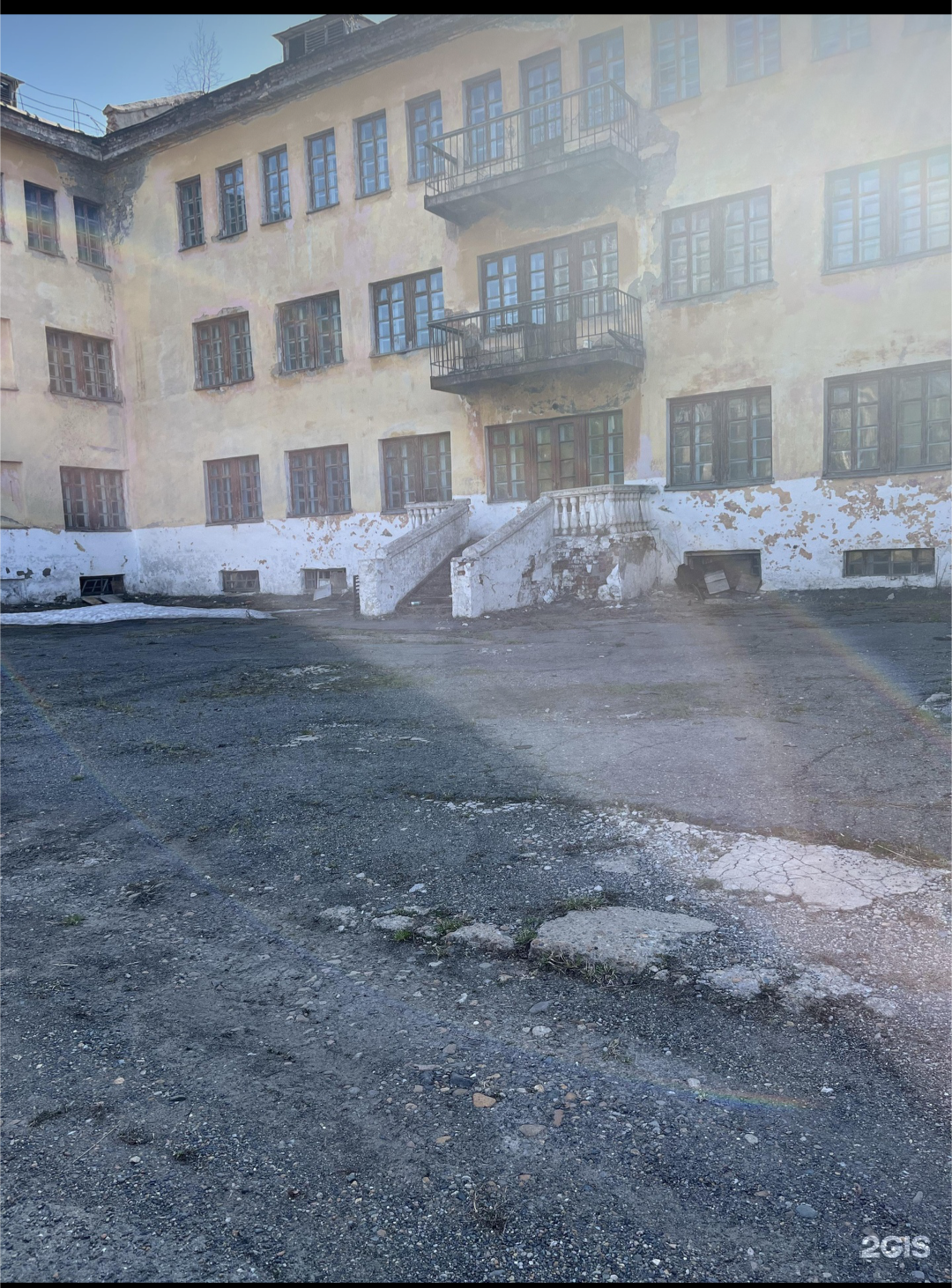 - отдельно стоящее нежилое здание стационара общей площадью 3 101,4 кв. м, кадастровый номер 42:12:0106003:1129, расположенное по адресу: Кемеровская область - Кузбасс, Таштагольский муниципальный район, г.п. Мундыбашское, пгт Мундыбаш, ул. Григорьева, д. 22. - земельный участок общей площадью 2 873 кв. м, кадастровый номер 42:12:0106003:1144, расположенный по адресу: Кемеровская область – Кузбасс, Таштагольский муниципальный район, г.п. Мундыбашское, пгт Мундыбаш, ул. Григор