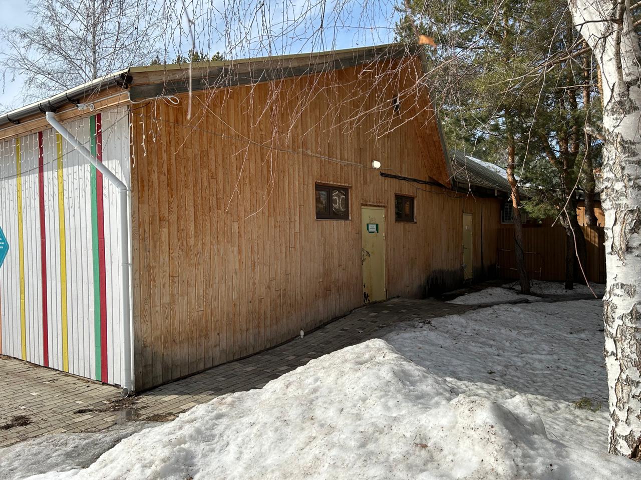 Продажа нежилого здания – общественный туалет, площадью 43,4 кв.м., кадастровый номер 16:53:040105:126, с земельным участком площадью 94 кв.м.,кадастровый номер 16:53:040105:127, категория земель – земли населенных пунктов, вид разрешенного использования – для размещения городского парка, расположенные по адресу: Республика Татарстан, г.Нижнекамск, пр.Химиков, район городского парка.