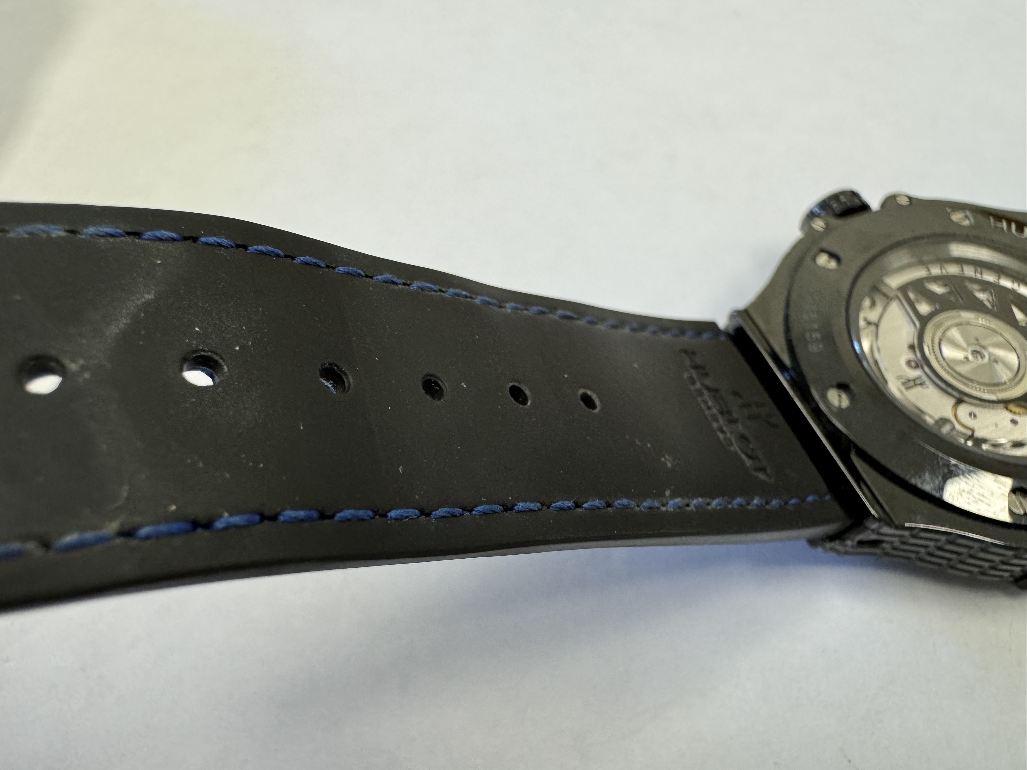 Наручные часы «Hublot Big Bang Tutti Fruitti Dark Blue Caviar ref. 346.CD.1800.LR.1901»в круглом корпусе из металла темного цвета со вставками синего цвета. Часы имеют ремешок из материала синего цвета с замком из металла черного цвета. На оборотной стороне часов имеется надпись «HUBLOT», «BIG BANG», «946159», б/у