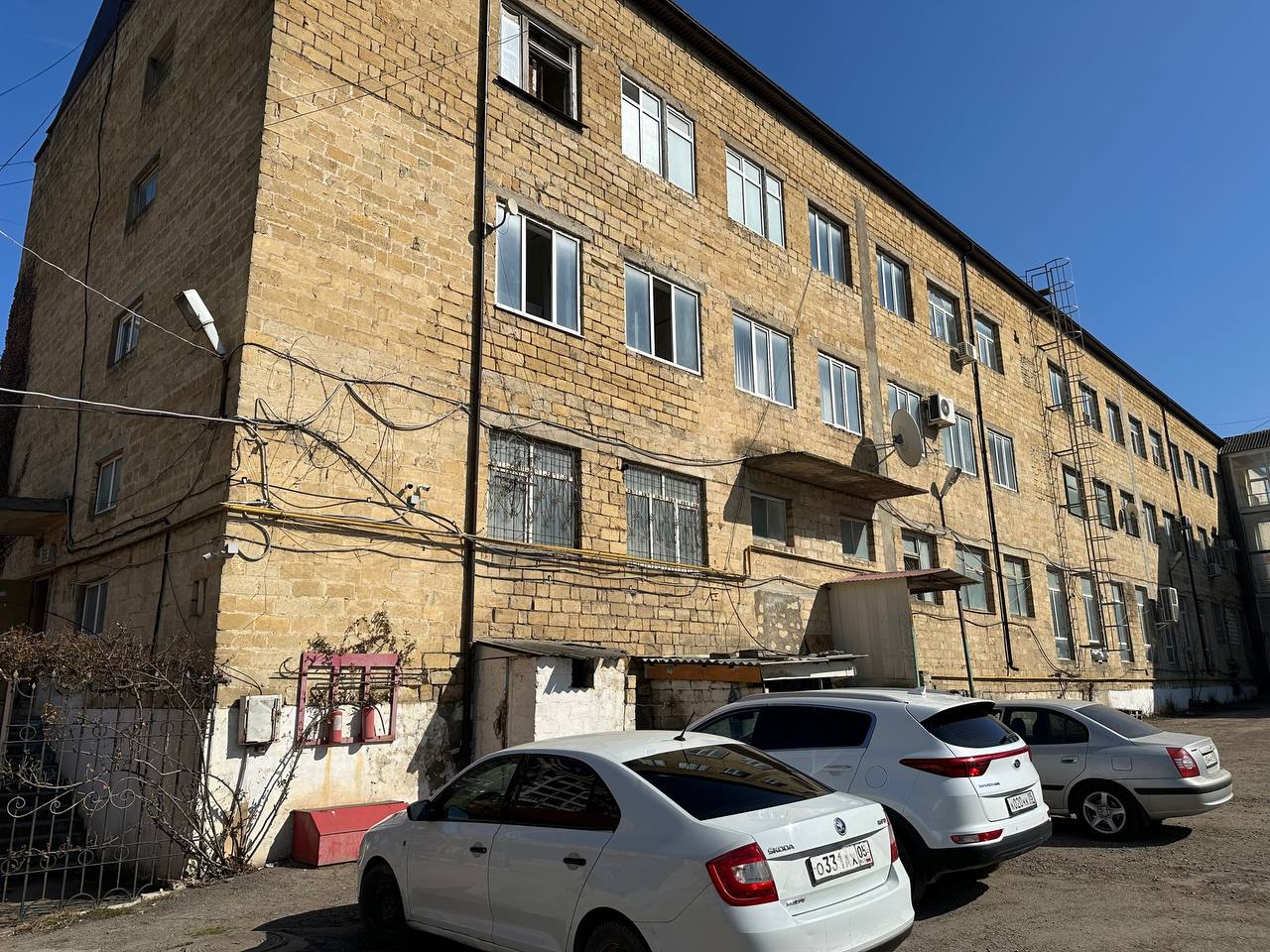 Объект аренды, площадь 82,4 кв. м., номер на поэтажном плане: 3-го этажа 26,28,  адрес (местонахождение) объекта:368600, Дагестан Респ, Дербент г, Гейдара Алиева ул, ул Советская, 6
