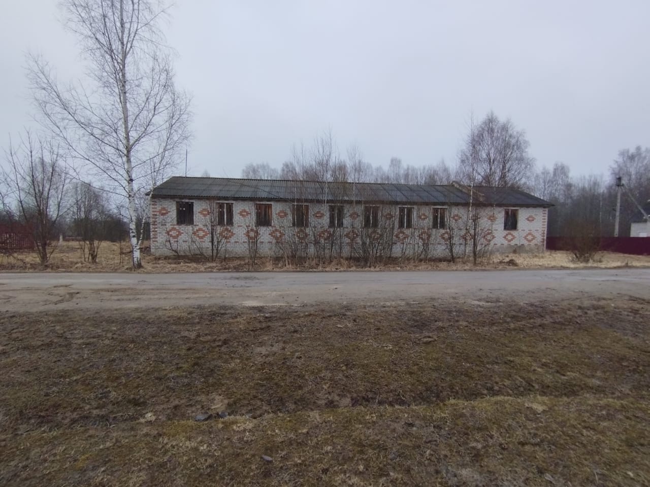 Здание по адресу: Ярославская  область, Мышкинский район,  село Флоровское, улица Цветочная, дом 4, с  кадастровым  № 76:07:101701:72, назначение: нежилое, количество этажей, в том числе подземных этажей: 1, в том числе подземных 0,  площадью 179,4 кв.м,   с земельным участком по адресу:  Ярославская   область,  муниципальный район   Мышкинский,  сельское поселение Приволжское, село Флоровское, улица Цветочная,  земельный участок 4, с   кадастровым  №  76:07:101702:3, площадью 1802 кв.м 